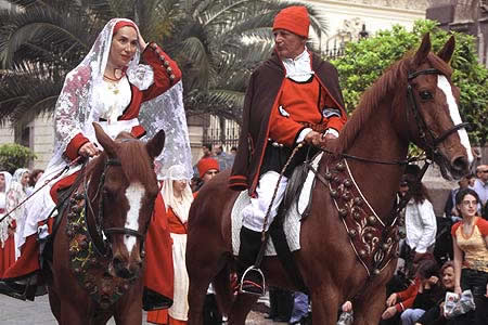 La Cavalcata Sarda i Sassari, en av alla traditionella fester på Sardinien med hästkapplöpning, folkdräkter, uppvisningar etc.